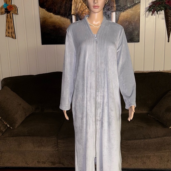Adonna Sleepwear • Gray • Plush • Robe • Size Medium - Picture 14 of 16